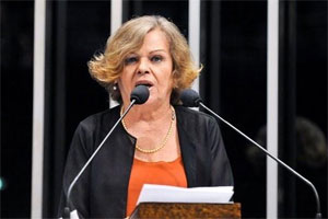 Ruth Cavalcante recebendo prêmio Mulher-Cidadã Bertha Lutz 2011