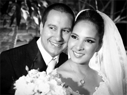 Caroline e Jonas Meneghel se casaram em 2011 após treze anos de namoro. O sonho agora é ser mãe