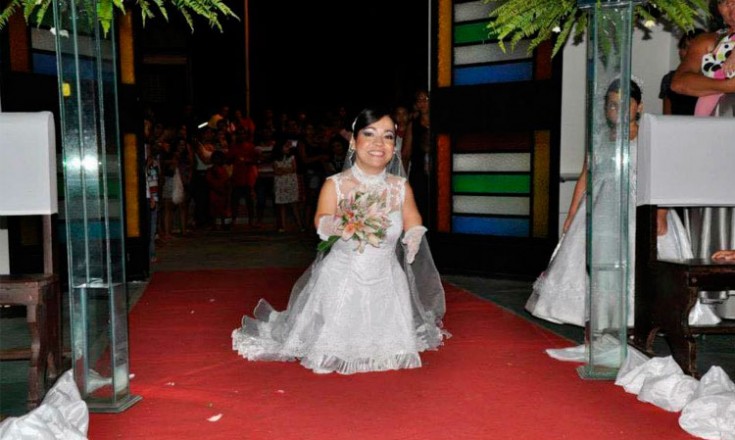 Mulher pequena deficiente vestida de noiva entrando no igreja para seu casamento