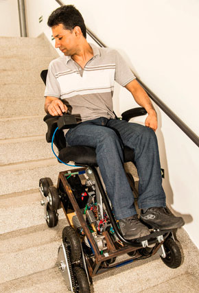 Homem em uma cadeira de rodas especial desce uma escada