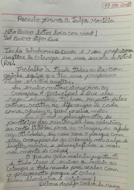 Carta escrita à mão em um papel branco, com linhas vermelhas